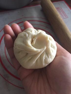 如图，捏出褶子。