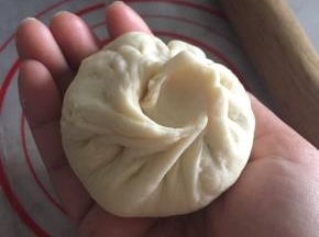 如图，捏出褶子。