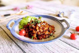 出锅后撒上蒜末和香菜提味