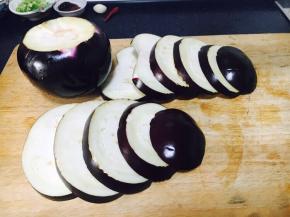 把茄子切成1厘米左右薄厚的片