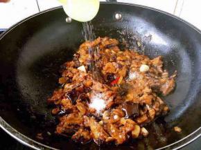 放入少许盐，1勺糖调味。
这道菜焦香味，酱香味浓郁，咸甜口。
此方子中带有甜口，如果您不习惯甜口，您就放一小捏白糖，以提鲜味。