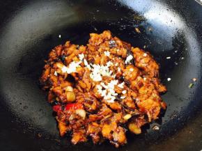 关火后撒入少许盐调味