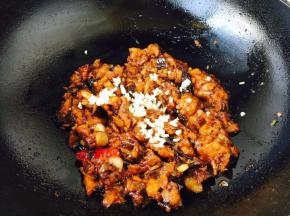 关火后撒入少许盐调味