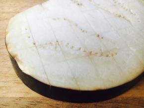 在茄子的两面打菱形花刀，刀口要浅，约2毫米左右，目的是为了煎的时候易熟透。