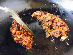 小贴士：这是烧好茄子后的状态，锅里不汪着油，也不出汤。如果您担心烧好的茄子会出油您就不妨再多烧个土豆，用土豆来吸多余的油。