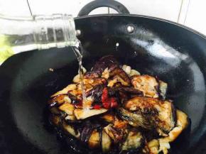 放入1勺甜面酱、1小勺番茄酱，沿锅边烹入1小勺料酒。