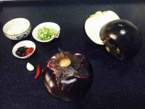 提前把葱切成葱花，蒜其中一半切片，另一半切成蒜末。