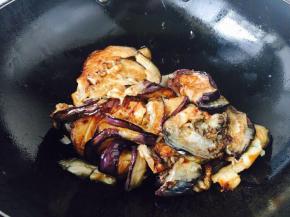 倒入煎好的茄子