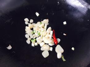 热锅凉油，先爆香八角，当八角出了香味以后爆香蒜片、葱花、干辣椒。