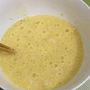 用筷子将米饭搅拌均匀，浸泡二十分钟，使米饭不那么硬