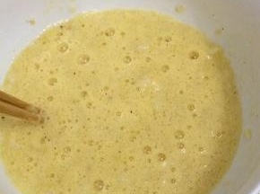 用筷子将米饭搅拌均匀，浸泡二十分钟，使米饭不那么硬