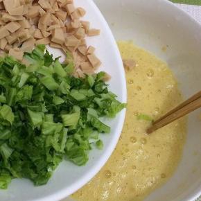 将切好的火腿和蔬菜倒入碗中