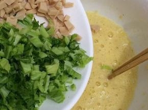 将切好的火腿和蔬菜倒入碗中