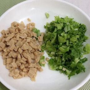 火腿肠和蔬菜切成小粒