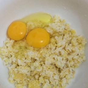将米饭倒入碗中，加入鸡蛋