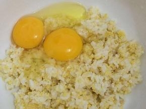 将米饭倒入碗中，加入鸡蛋