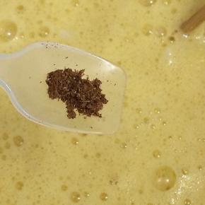 在加入少许的五香粉