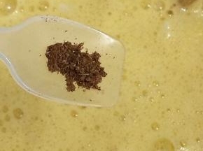在加入少许的五香粉