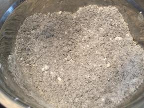 熟黑芝麻粉和糖粉混合均匀