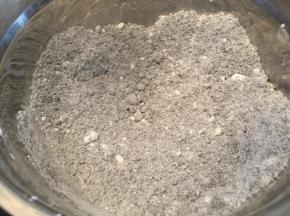 熟黑芝麻粉和糖粉混合均匀
