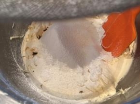 筛入杏仁粉和低粉