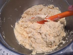 切拌至无干粉即可