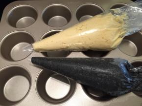 分别将饼皮面糊和黑芝麻馅装入裱花袋