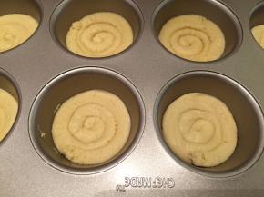 先将饼皮面糊挤入模具内