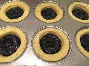 两侧也挤好后中间挤入黑芝麻馅