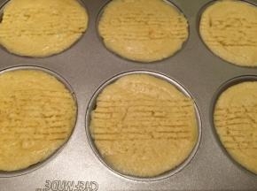 剩余的饼皮面糊填好上面，手指压平，用叉子划几条横线，刷上蛋黄液