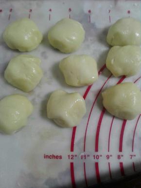 1、将油皮所有材料混合均匀，我用面包机揉了20分钟，醒个20分钟左右均匀分成12份，用保鲜膜盖好。