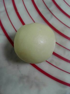 3、将油酥包入油皮中，捏紧收口朝下。