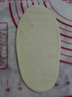 5、用擀面杖擀成长舌状。