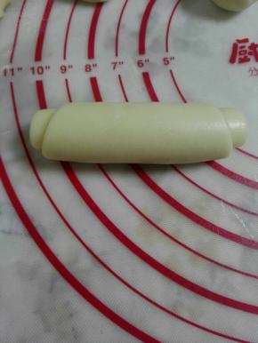 6、由上往下卷起，收口放下面。