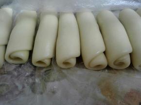 7、全部擀好后，醒15到20分钟，一定要盖好保鲜膜，要不吹干了，包的时候会裂。