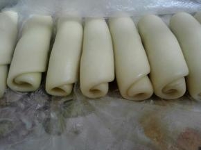 7、全部擀好后，醒15到20分钟，一定要盖好保鲜膜，要不吹干了，包的时候会裂。