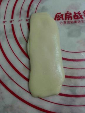 8、醒好之后，坚着放，用手压扁。