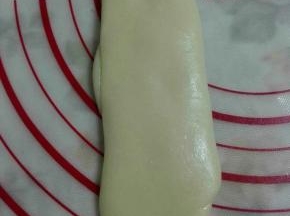 8、醒好之后，坚着放，用手压扁。
