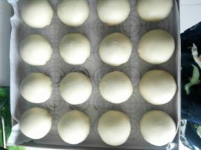 13、先把蛋黄包入豆沙中，全包好后，再把蛋黄豆沙包入皮子中。