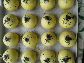 14、在蛋黄酥表面刷层蛋黄液、洒上芝麻。