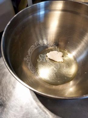 加热糖浆的同时，我们开始打发蛋白。将蛋白分离后放在无油无水的打蛋盆中，保证打蛋头也无油无水，加入Fluff