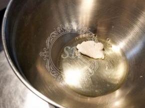 加热糖浆的同时，我们开始打发蛋白。将蛋白分离后放在无油无水的打蛋盆中，保证打蛋头也无油无水，加入Fluff