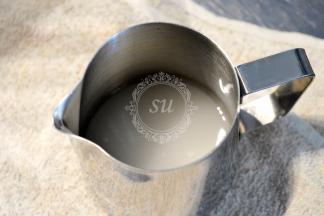 糖浆部分的砂糖和水混合，小火加热，加热到118℃时离火