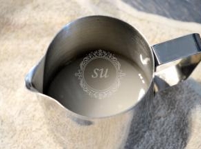 糖浆部分的砂糖和水混合，小火加热，加热到118℃时离火