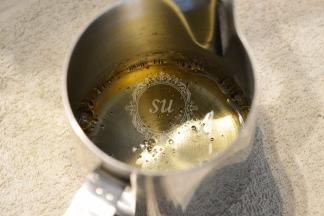 煮好的糖浆微微发黄，一定要用温度计测量，糖水温度118℃时离火。分两次加入打发好的【步骤3】中。加入糖浆的过程中，打蛋器持续高速打发