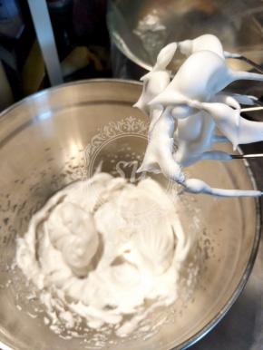 蛋白打发至硬性。直立的尖角