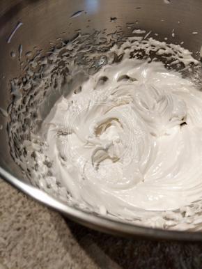 蛋白霜呈现油漆般的光泽感，打蛋盆的温度降至手温时停止打发。覆盖保鲜膜放置一边备用