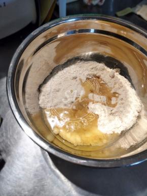 【TPT】部分的材料混合，用硅胶刮刀搅拌混合均匀。这一步会比较费力一点