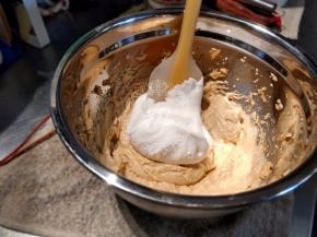 加入1/3打发好的意式蛋白霜，搅拌混合，第一次加入蛋白霜翻拌均匀