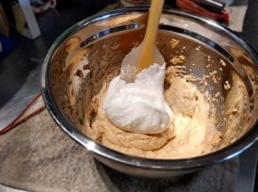 加入1/3打发好的意式蛋白霜，搅拌混合，第一次加入蛋白霜翻拌均匀